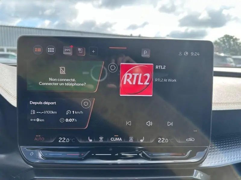 Écran tactile central du tableau de bord du CUPRA Formentor 2025 affichant la radio RTL2 et les commandes de climatisation.