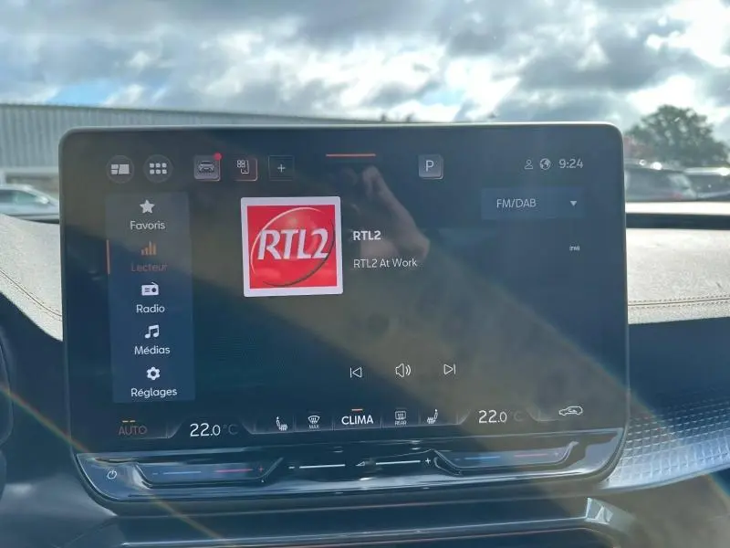Écran tactile central du tableau de bord du CUPRA Formentor gris métallisé, affichant la radio RTL2 en extérieur.