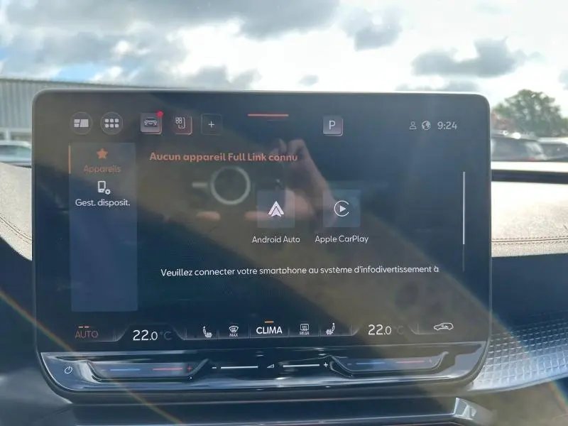Écran tactile du système multimédia du CUPRA Formentor 1.5 eTSI Hybrid, affichant Android Auto et Apple CarPlay.