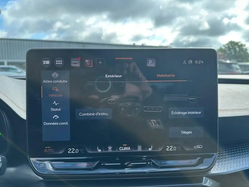 Écran tactile central du tableau de bord de la CUPRA Formentor 1.5 eTSI Hybrid 2025, vue frontale intérieure.