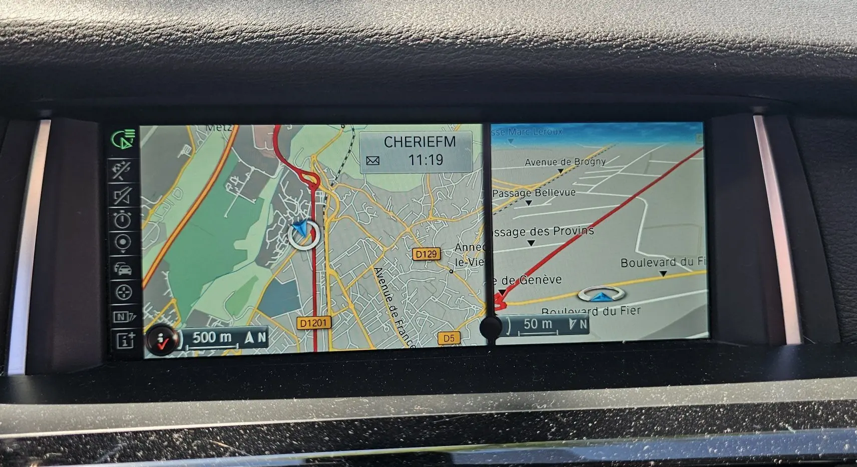 Écran GPS double affichage dans le tableau de bord noir du BMW X4 xDrive20dA M Sport 2015.