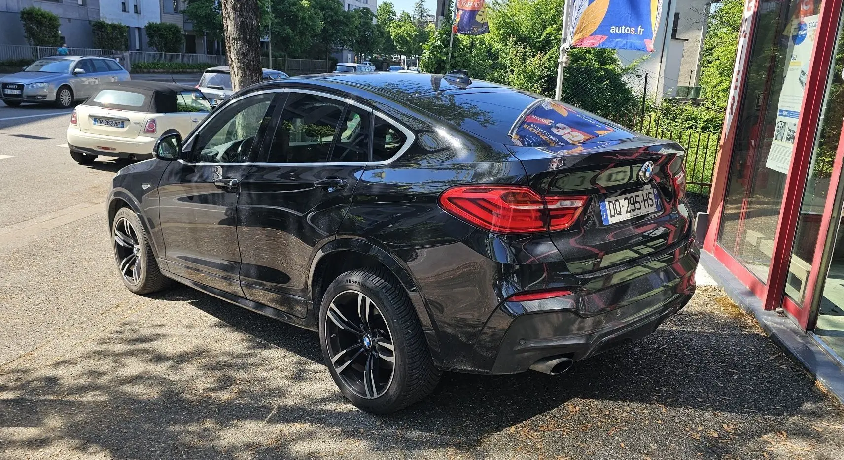 BMW X4 xDrive20dA noir vue 3/4 arrière droit, soulignant ses jantes noires et son design coupé SUV élégant.