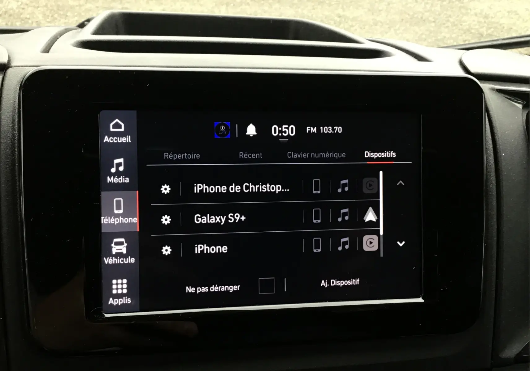 Écran tactile central du Fiat Ducato Fourgon blanc 2024 affichant le menu téléphone avec plusieurs appareils connectés.