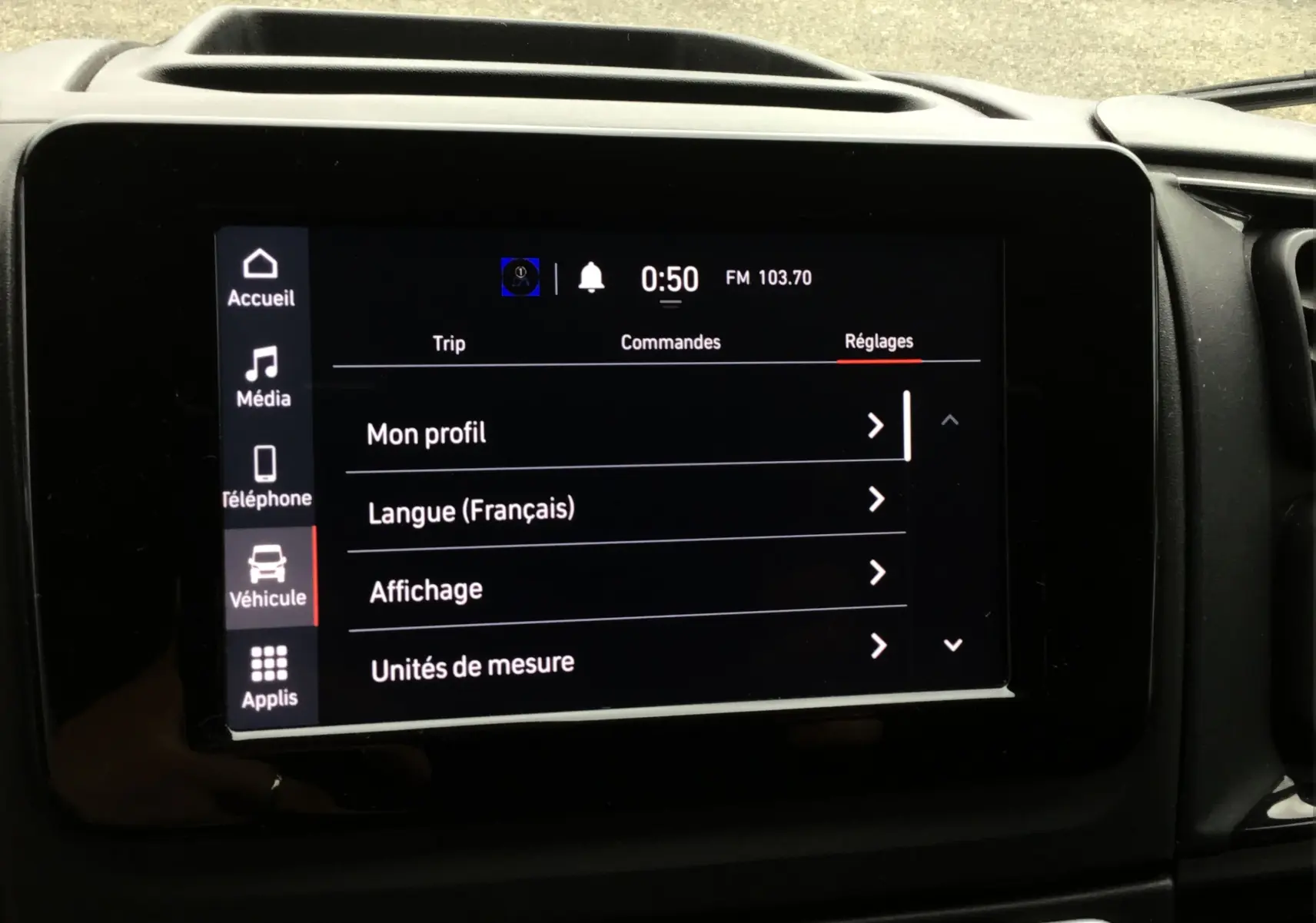 Écran tactile central du tableau de bord du FIAT Ducato Fourgon blanc 2024 affichant le menu Réglages en français.