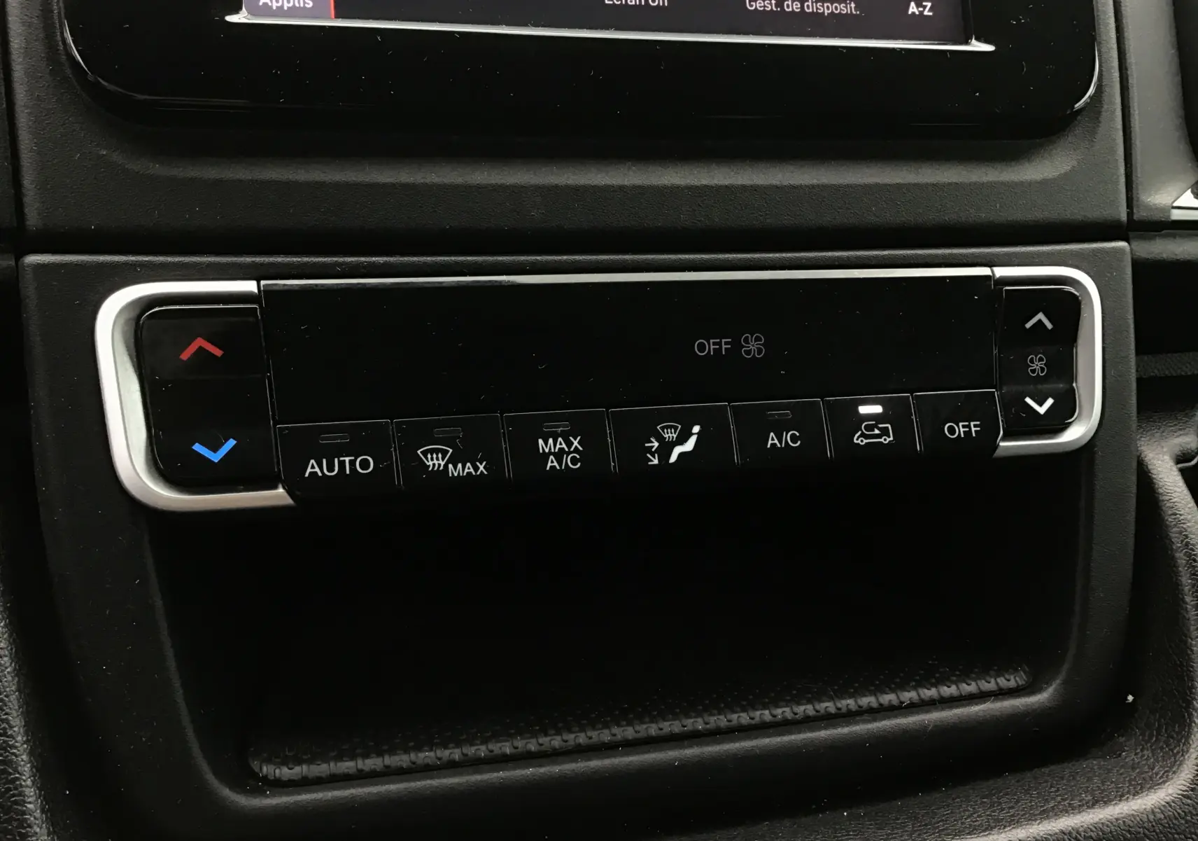 Vue rapprochée de la console centrale du Fiat Ducato Fourgon 2024, montrant les commandes de climatisation noires.