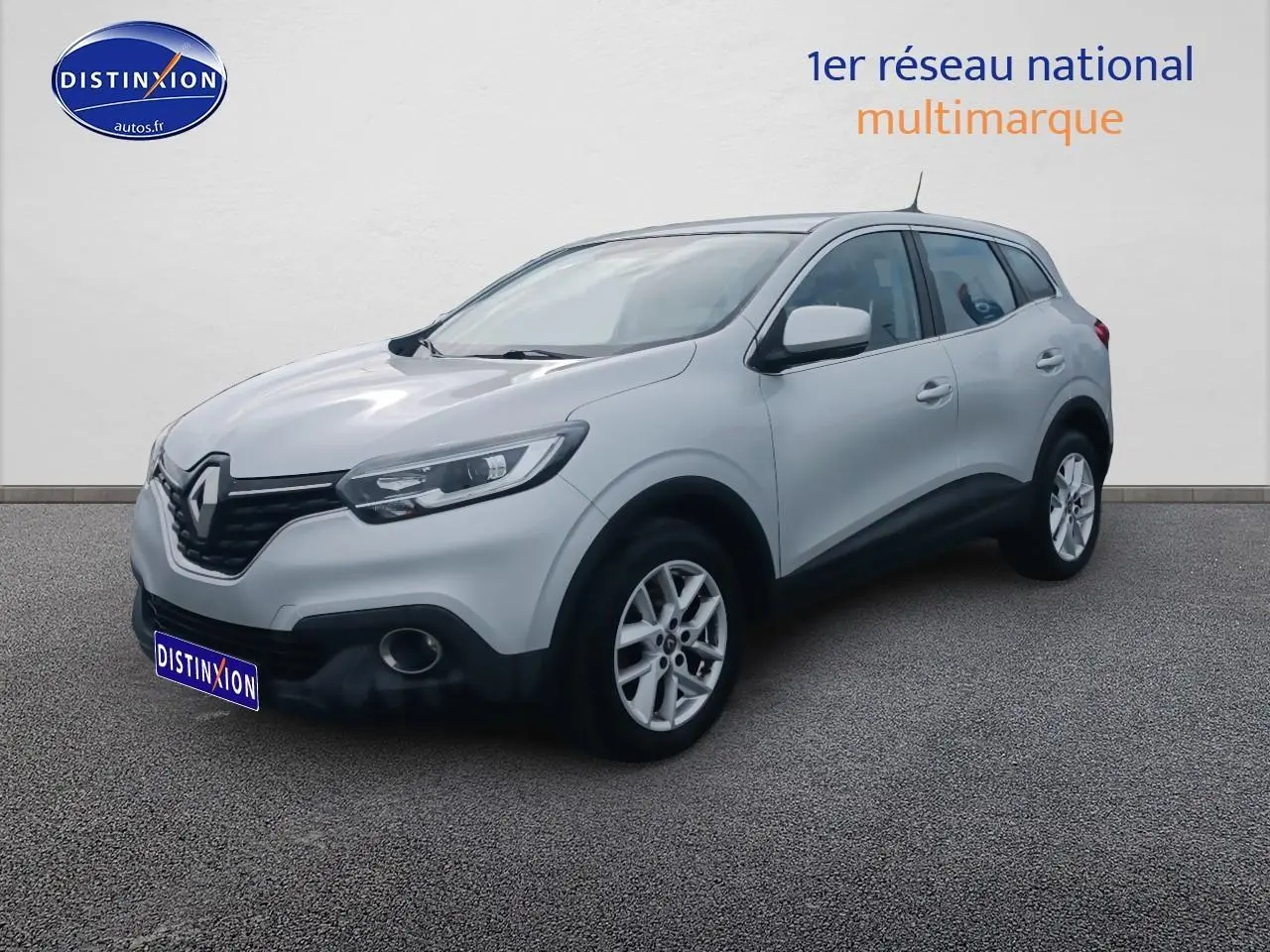 Renault Kadjar gris en 3/4 avant droit, avec jantes alu et boucliers noirs contrastants.