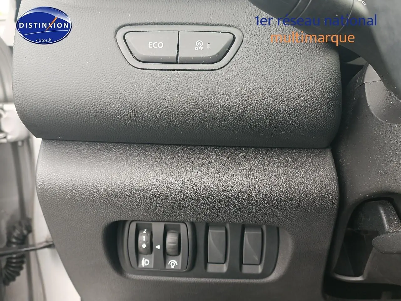 Gros plan sur les commandes Eco et arrêt auto du moteur du tableau de bord du Renault Kadjar gris 2017.