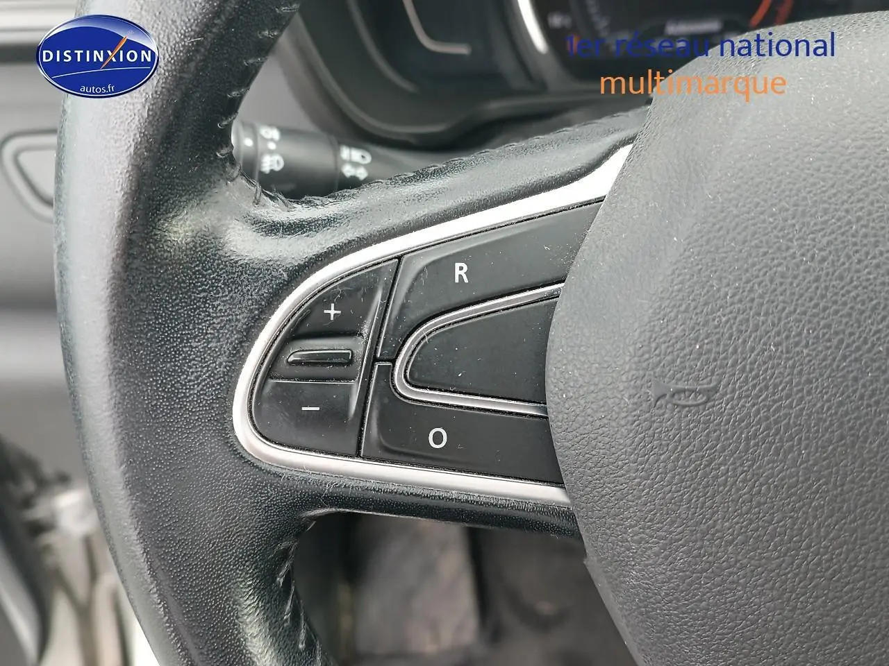 Gros plan sur les commandes au volant cuir du Renault Kadjar gris 1.2 tce 130 life, côté gauche.