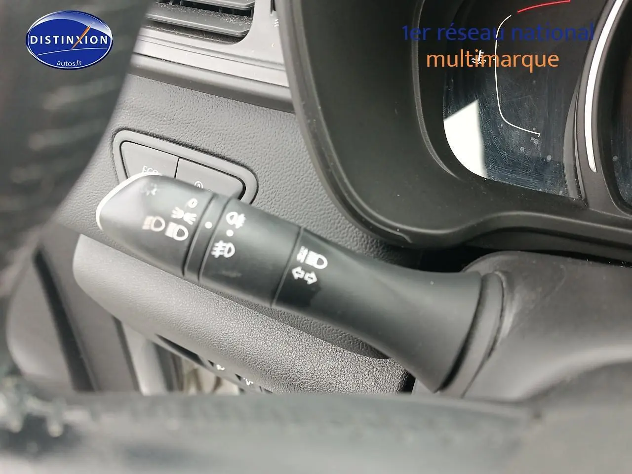 Gros plan sur la commande des phares et clignotants à gauche du volant du Renault Kadjar gris 2017.