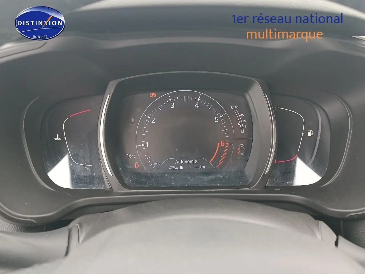 Tableau de bord numérique du Renault Kadjar 2017, affichage du compte-tours et jauges, vue depuis le volant.