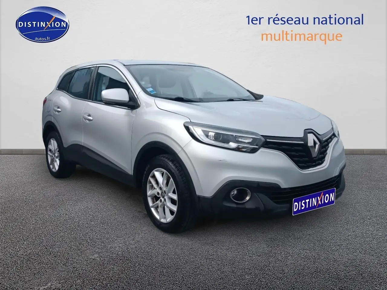 Renault Kadjar gris en 3/4 avant droit, mettant en valeur ses phares modernes et jantes alu.