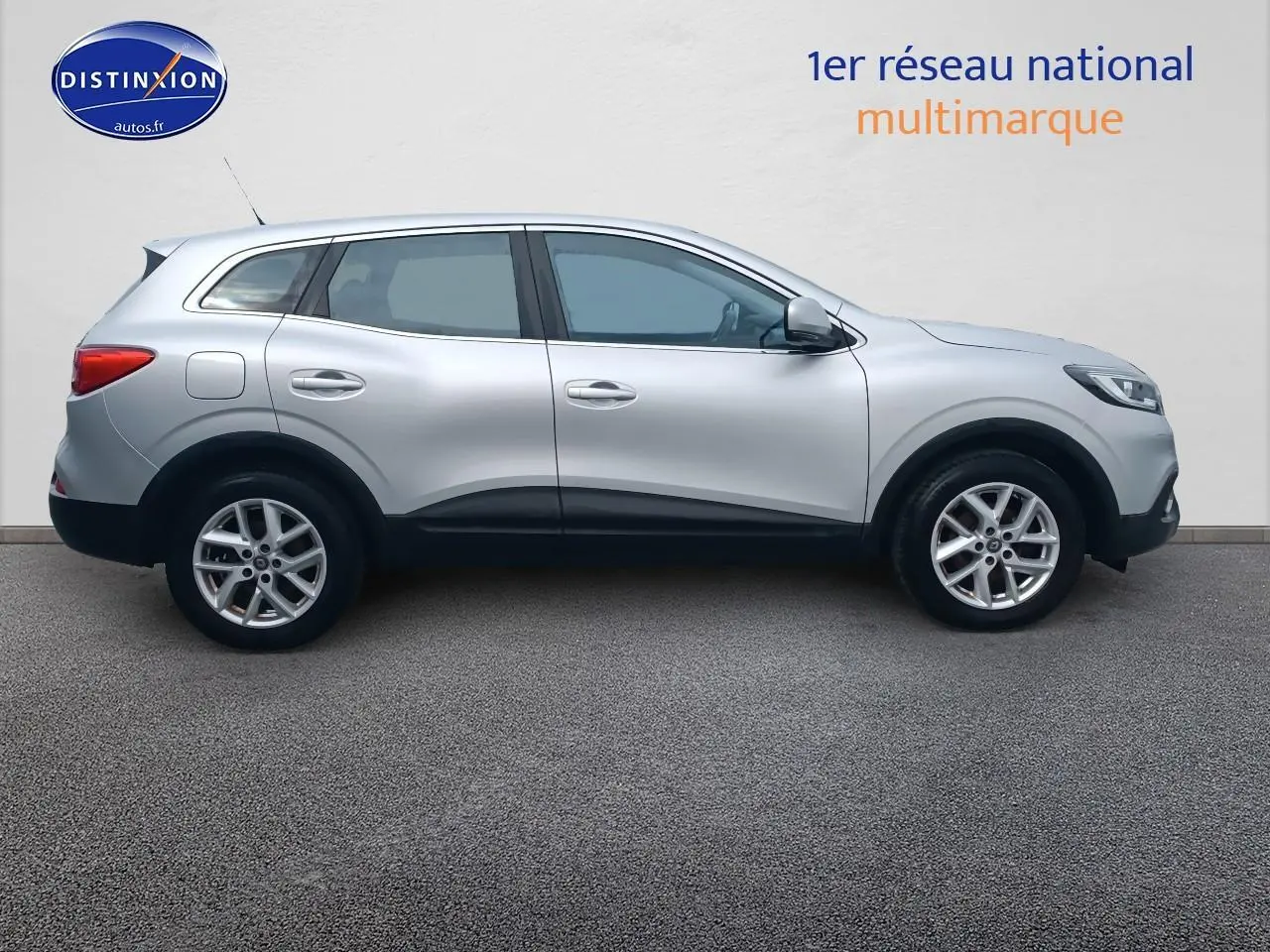 Profil côté gauche du Renault Kadjar gris 2017 avec jantes alu et poignées ton carrosserie visible sur fond neutre.