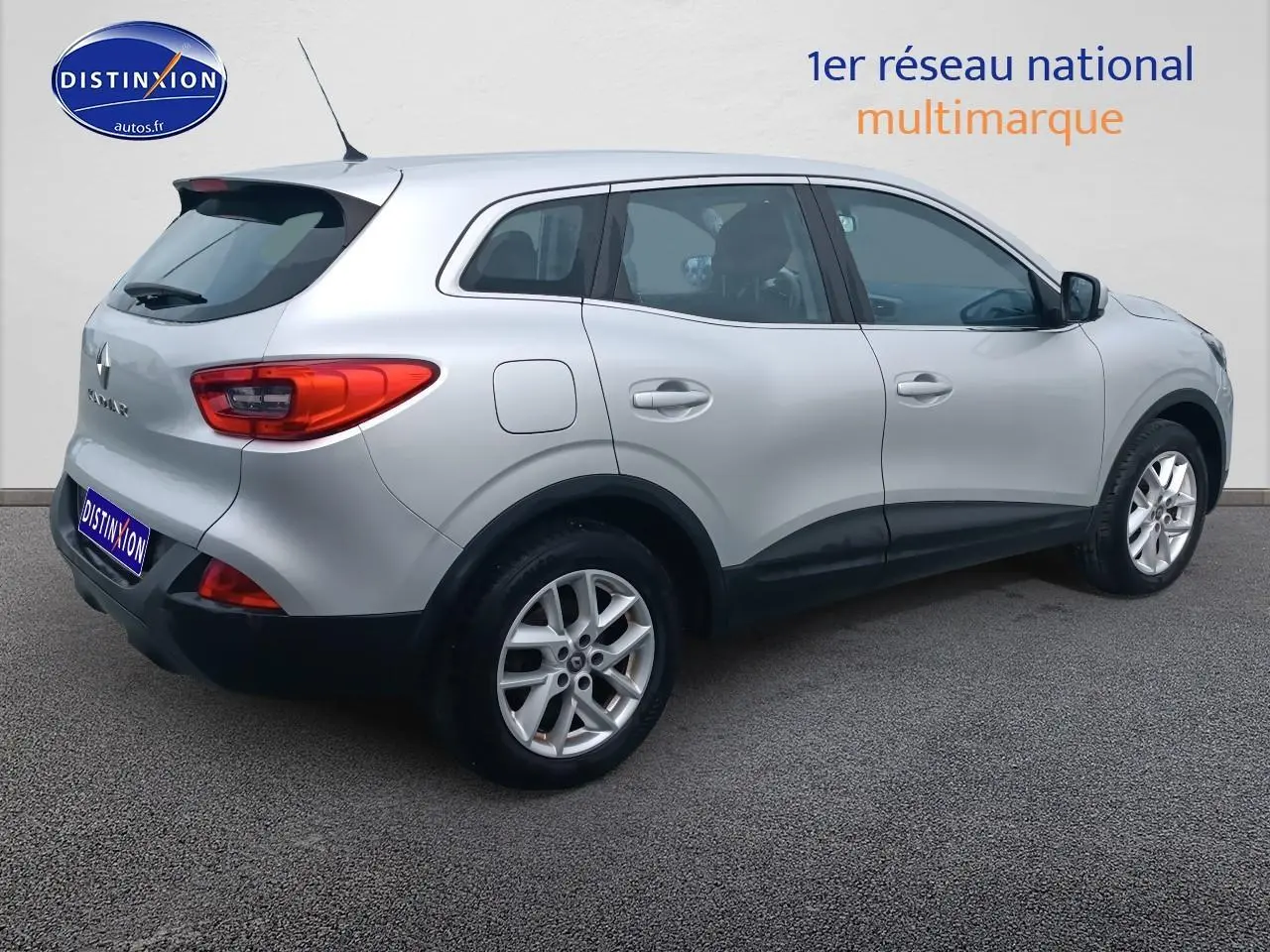 Renault Kadjar gris en vue profil côté droit, mettant en valeur ses jantes alu et ses lignes épurées.