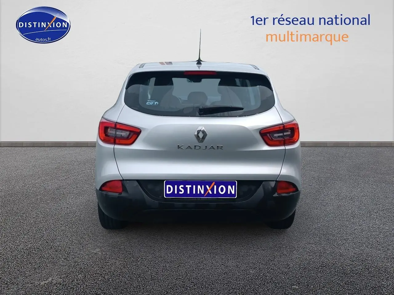 Vue arrière d'un Renault Kadjar gris 2017 avec feux rouges et logo central sur fond neutre.