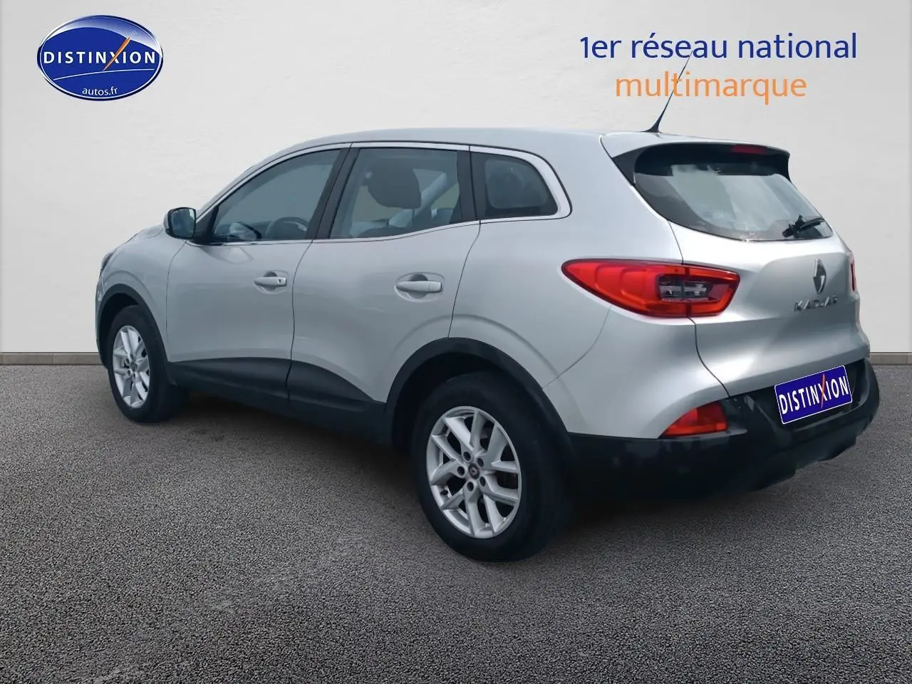Renault Kadjar gris vu en 3/4 arrière côté gauche, avec jantes alu et feux arrière rouges distinctifs.