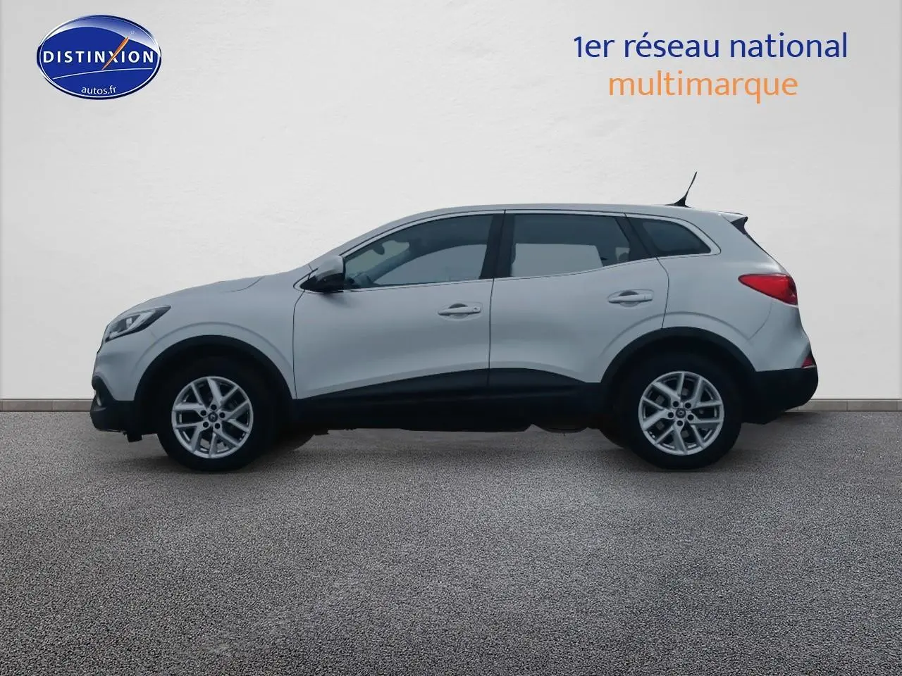 Profil côté gauche d'un Renault Kadjar gris 2017 avec jantes alu et poignées ton carrosserie sur fond neutre.