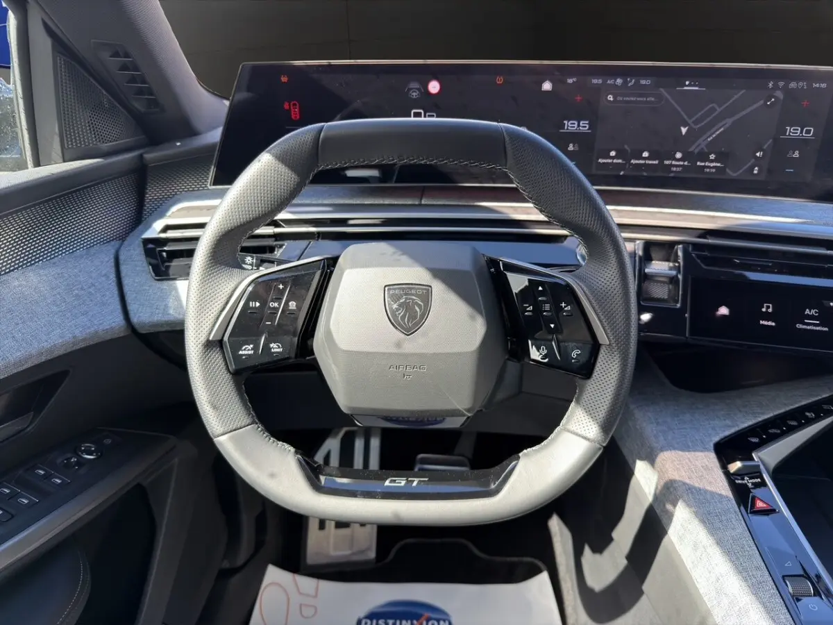 Vue centrée sur le volant cuir GT et le tableau de bord numérique du Peugeot 5008 gris foncé 2025.