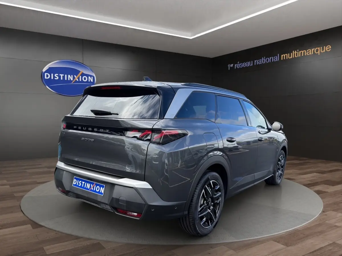 Peugeot 5008 gris foncé vue 3/4 arrière droit, avec feux LED et jantes noires distinctives.