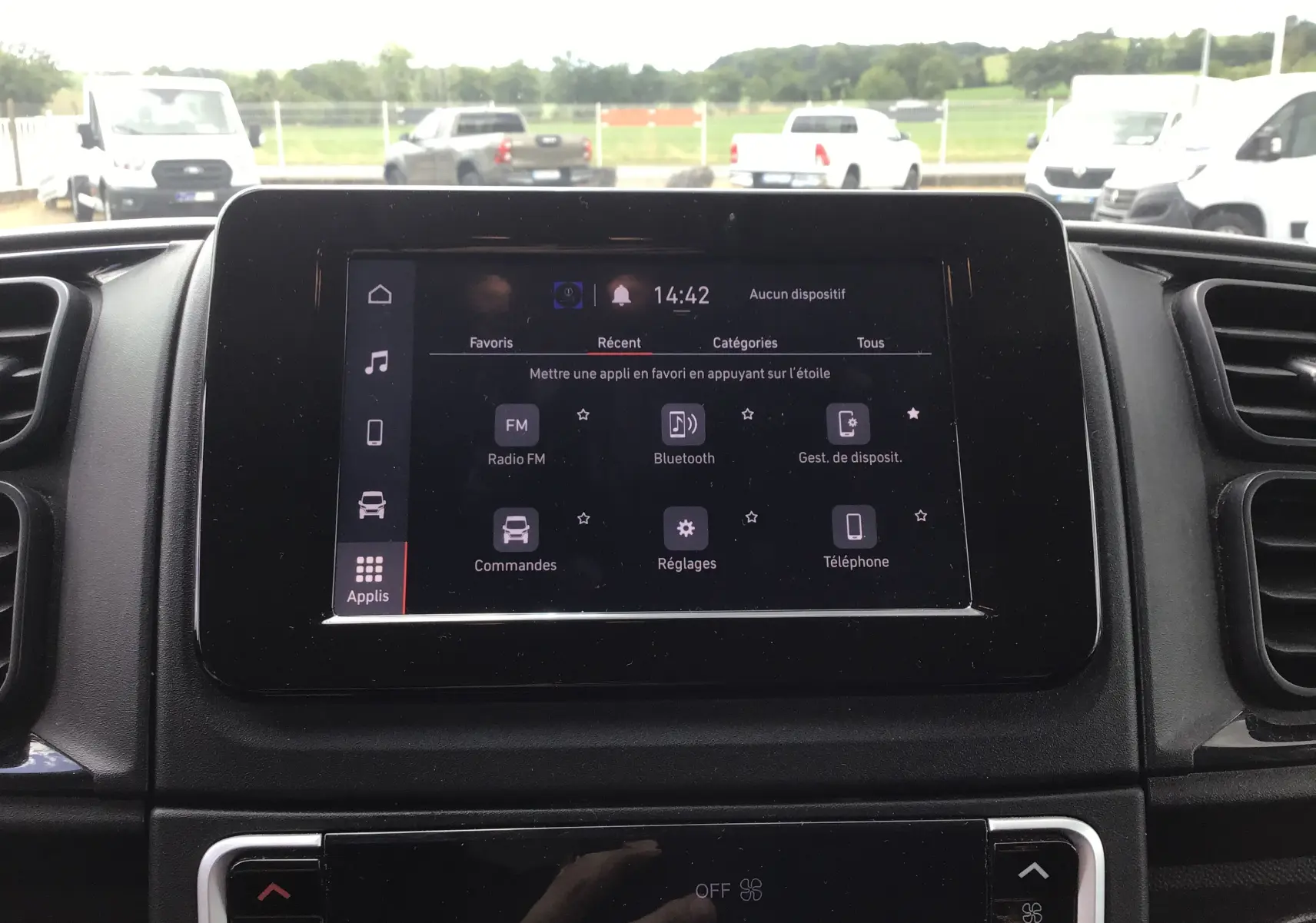 Écran tactile central du tableau de bord du Fiat Ducato Fourgon blanc 2024, avec menu multimédia affiché.