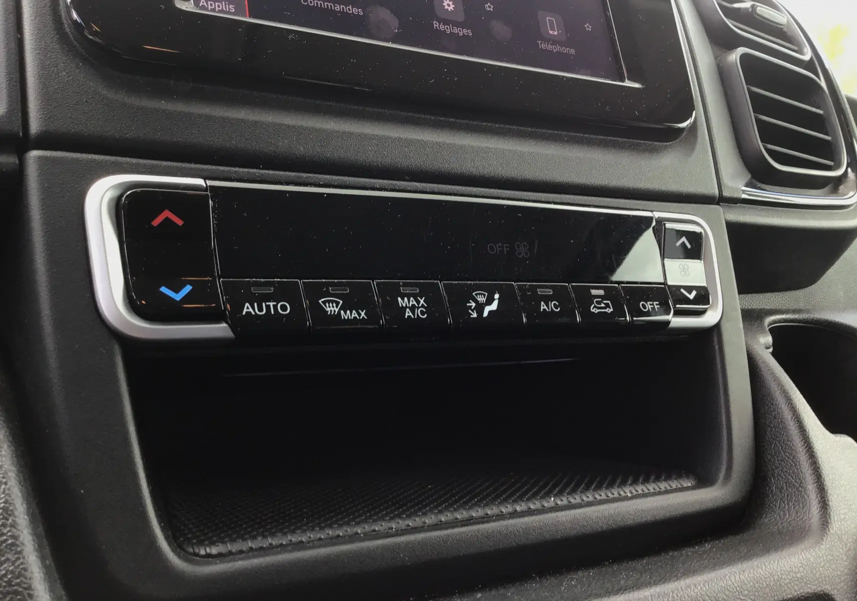 Détail de la console centrale du Fiat Ducato Fourgon 2024 montrant les commandes de climatisation automatique et ventilation.