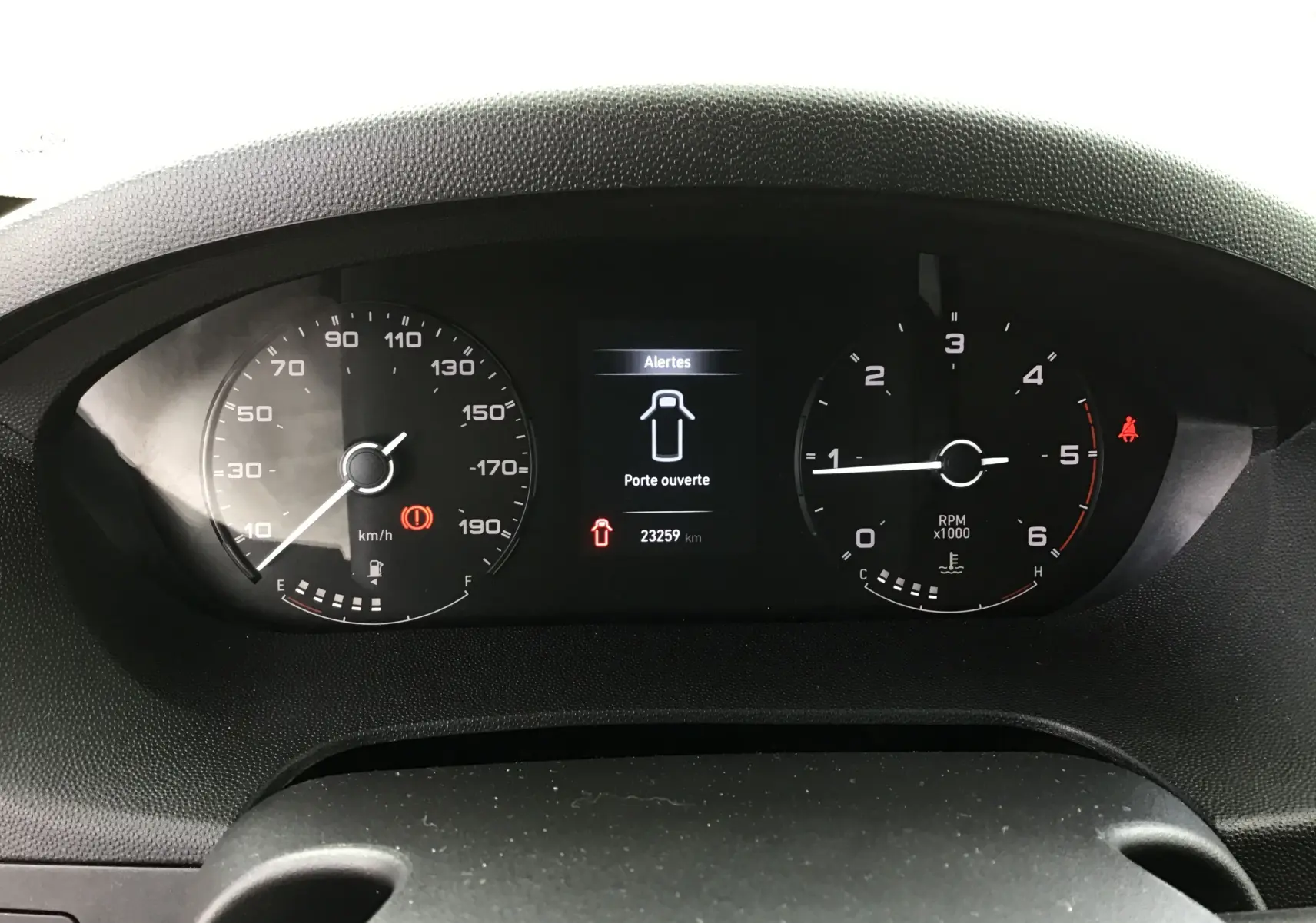 Tableau de bord du Fiat Ducato Fourgon 2024 montrant vitesse, compte-tours et alerte porte ouverte à 23 259 km.