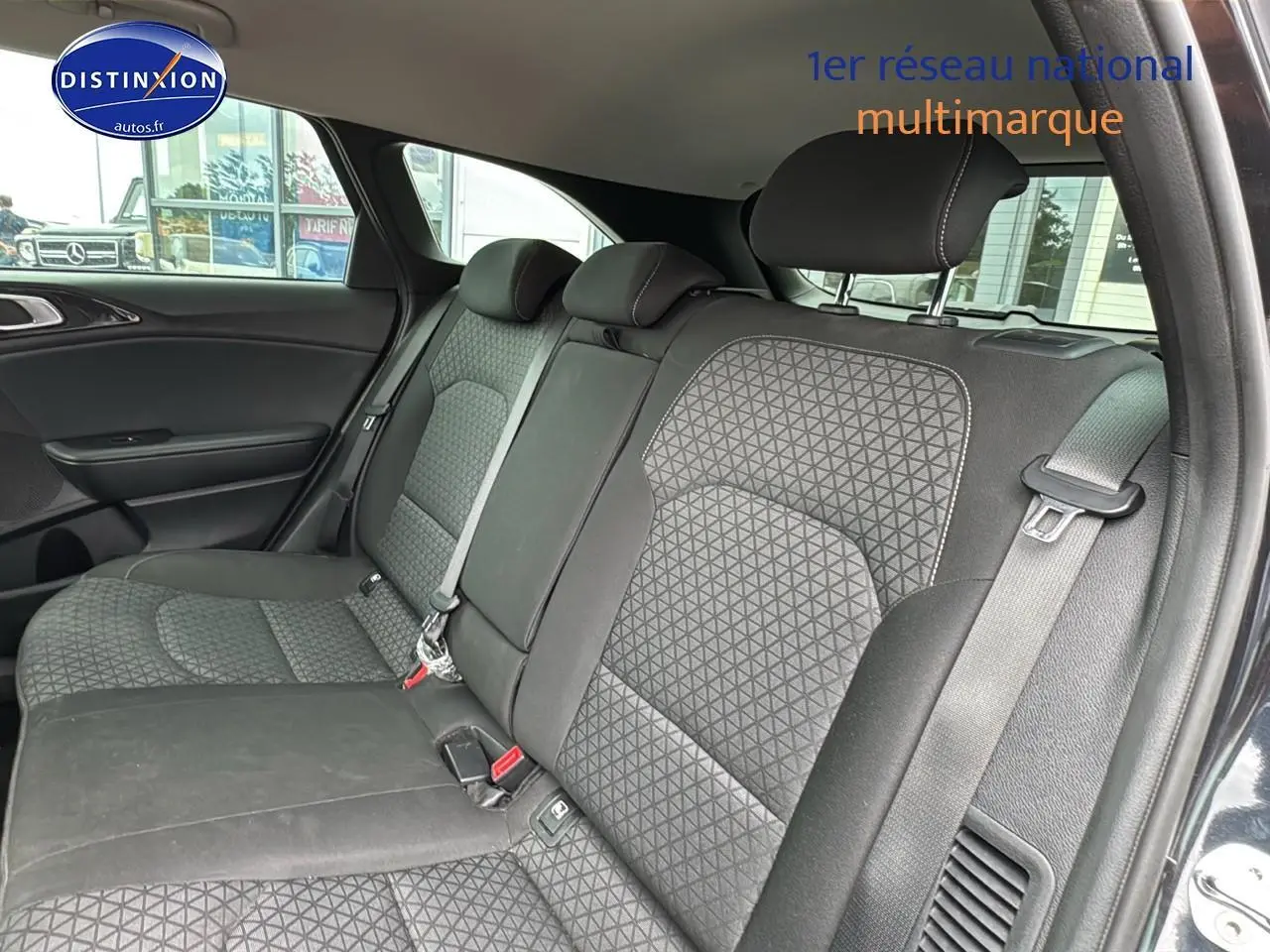 Banquette arrière en tissu noir avec motifs géométriques, vue côté droit de la Kia CEE'D SW 2020 noire.