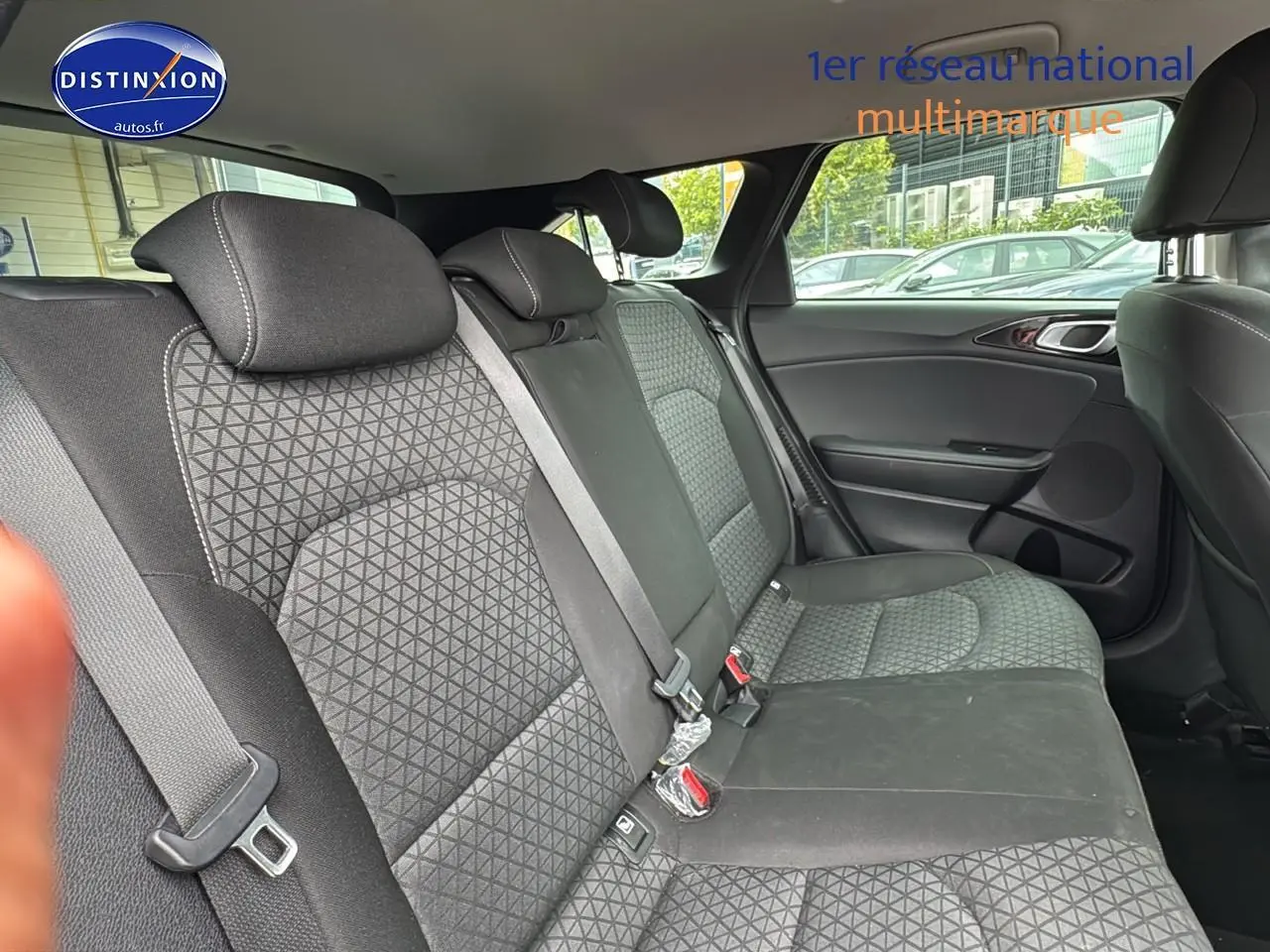 Vue latérale droite de la banquette arrière en tissu noir à motifs géométriques d'une Kia CEE'D SW 2020.