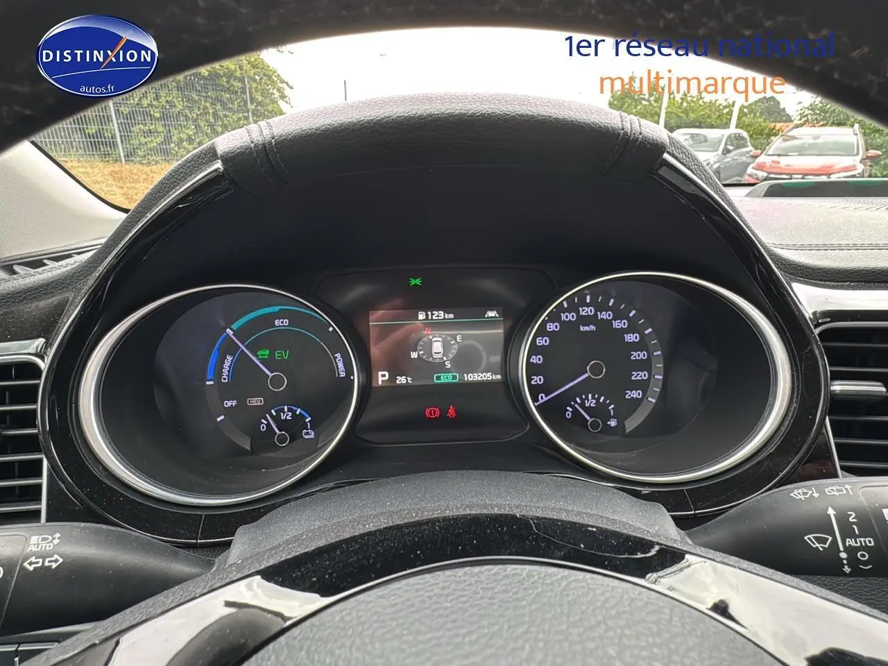 Vue rapprochée du tableau de bord et compteur digital d'une Kia CEE'D SW noire de 2020, affichant 103205 km.