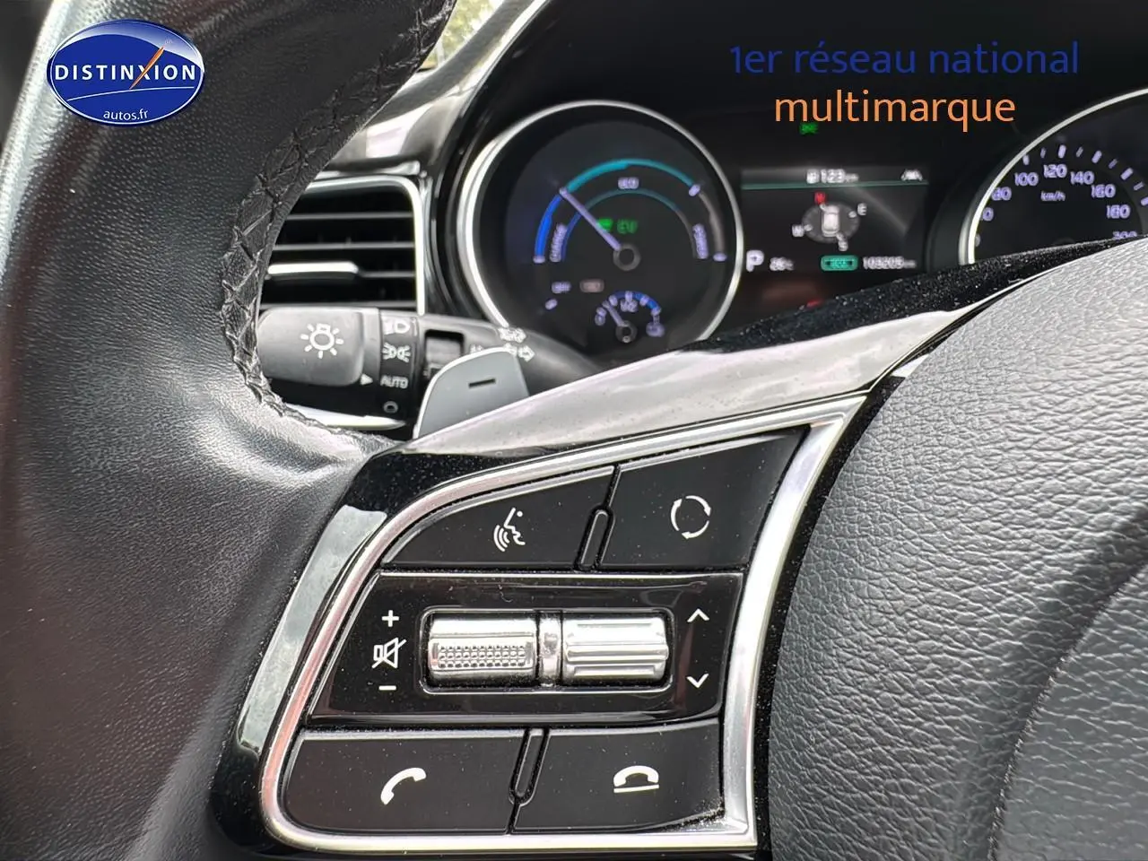 Gros plan sur les commandes vocales et audio au volant cuir noir de la Kia CEE'D SW 2020 hybride.