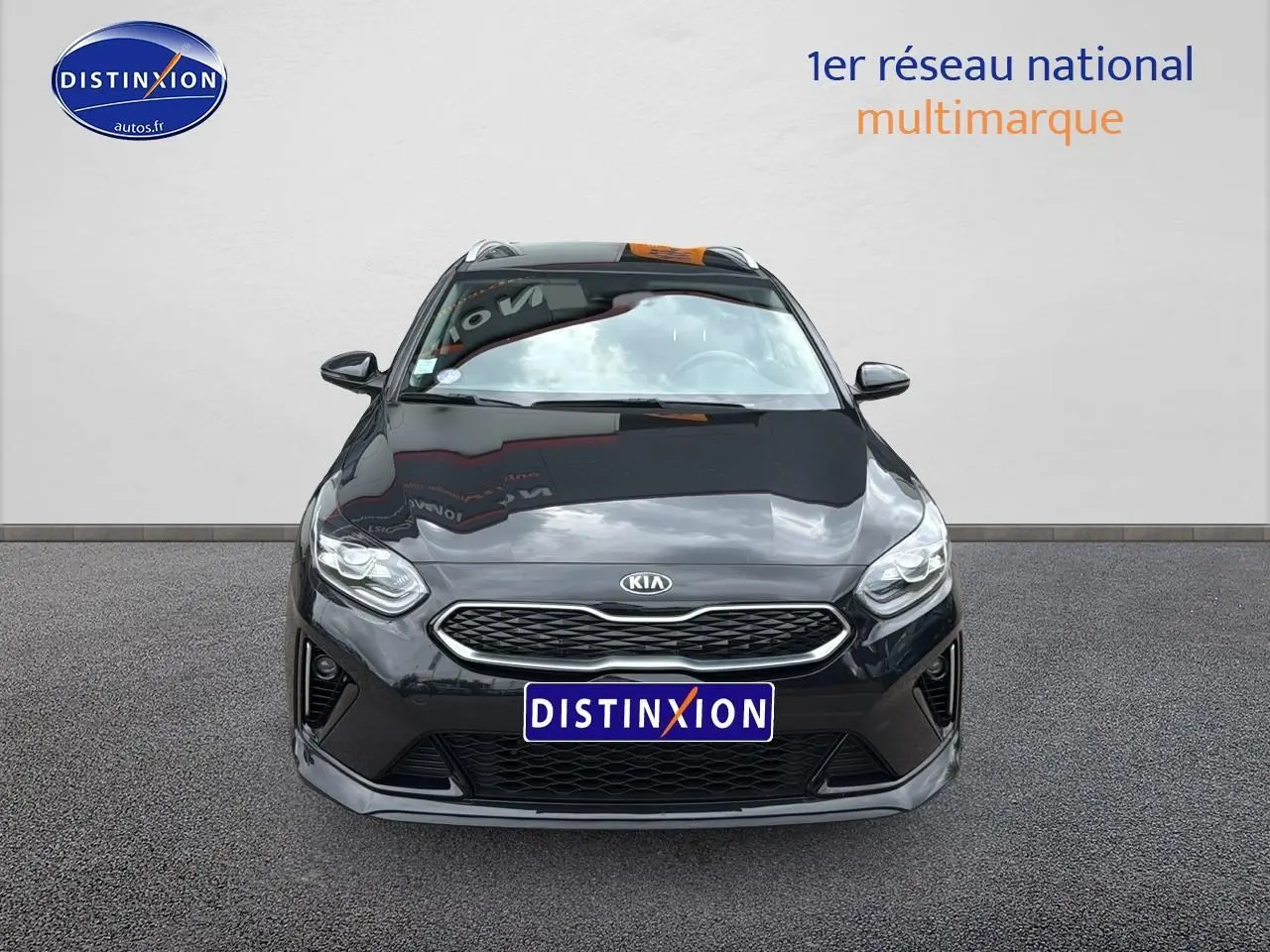 KIA CEE'D SW 1.6 GDI noir vue de face avec calandre chromée et phares LED distinctifs