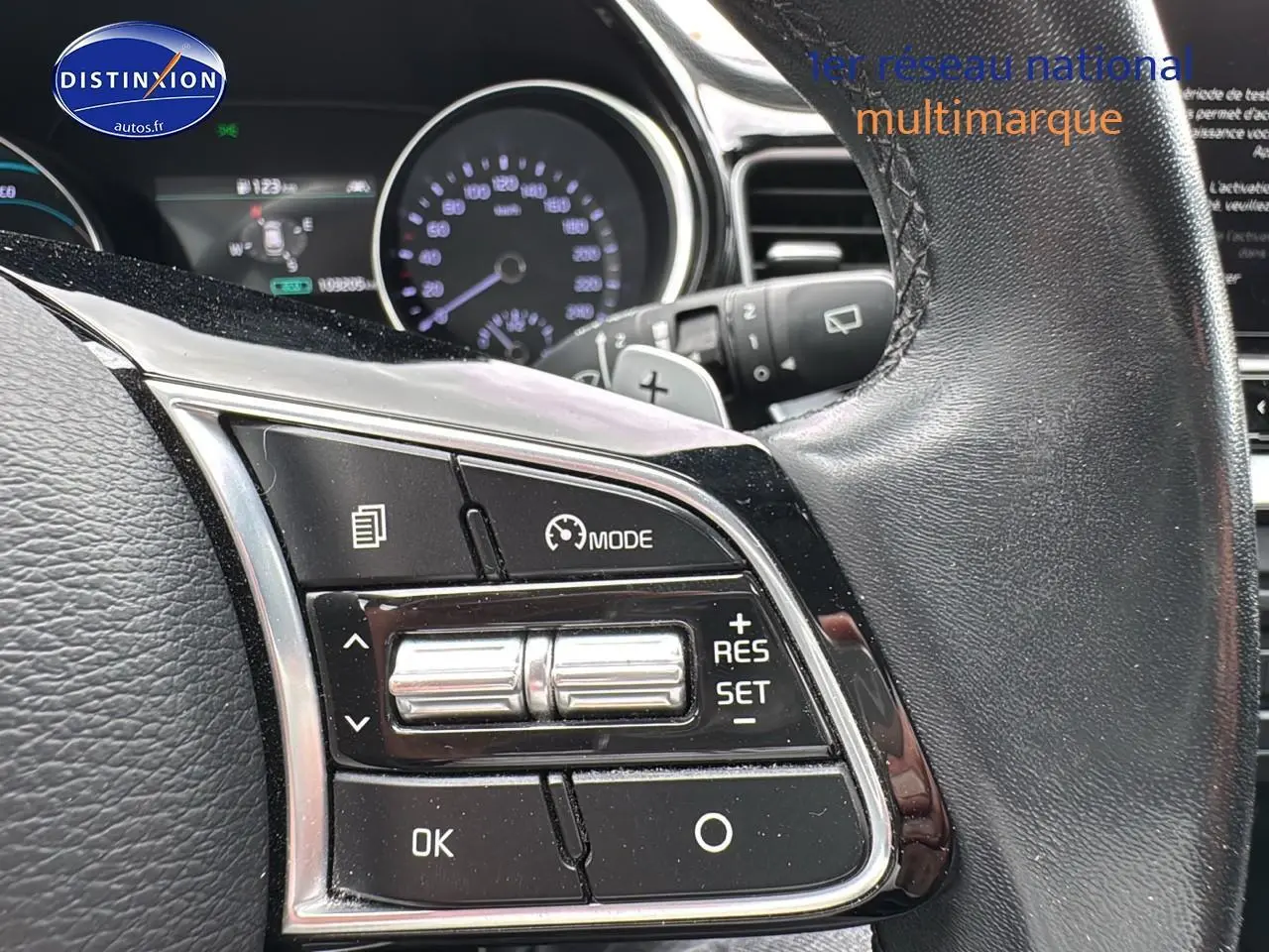 Gros plan sur les commandes du régulateur de vitesse au volant cuir noir d'une KIA CEE'D SW 2020.