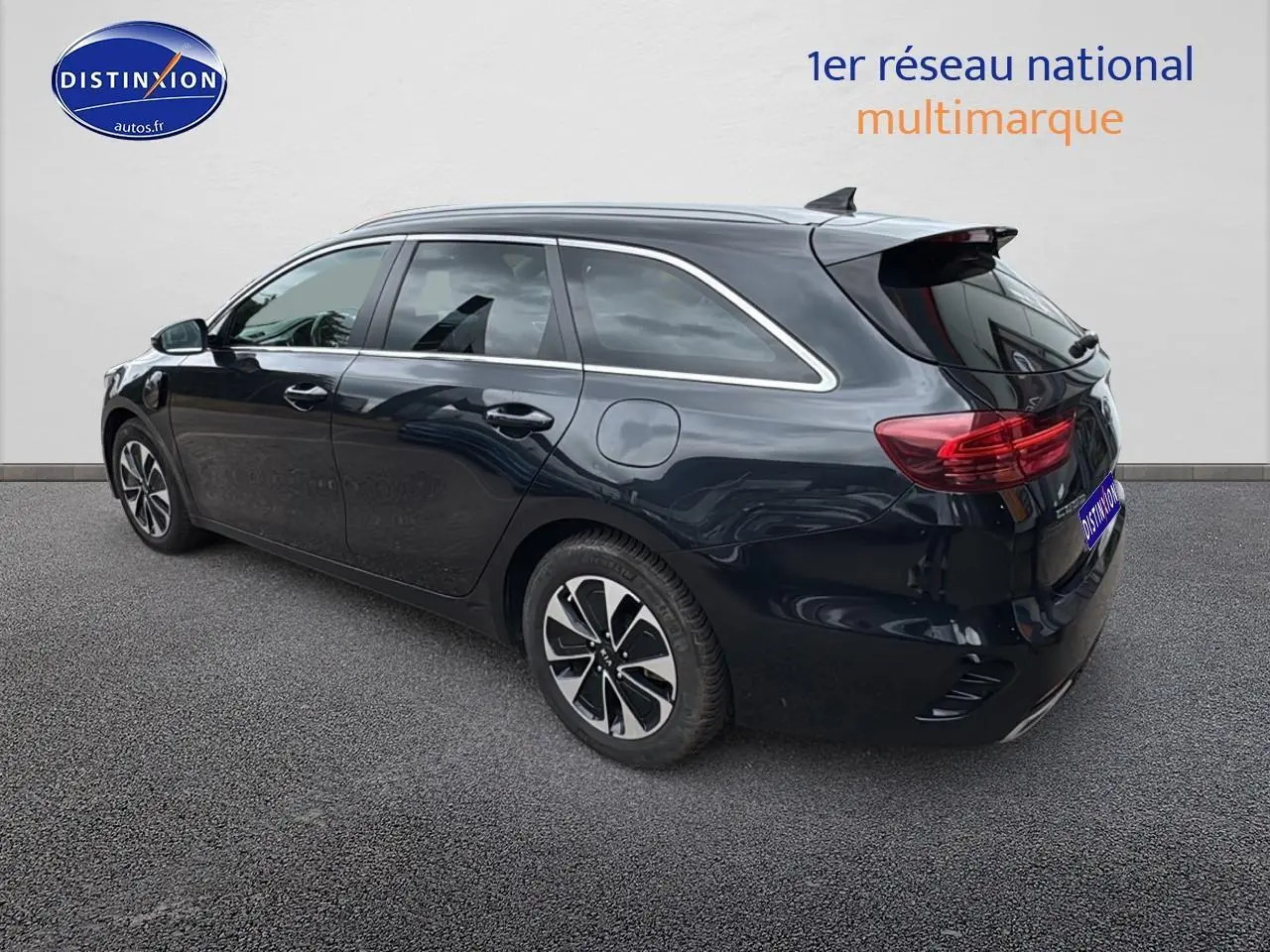 KIA CEE'D SW noir vue 3/4 arrière droit avec barres de toit et feux arrière LED allumés