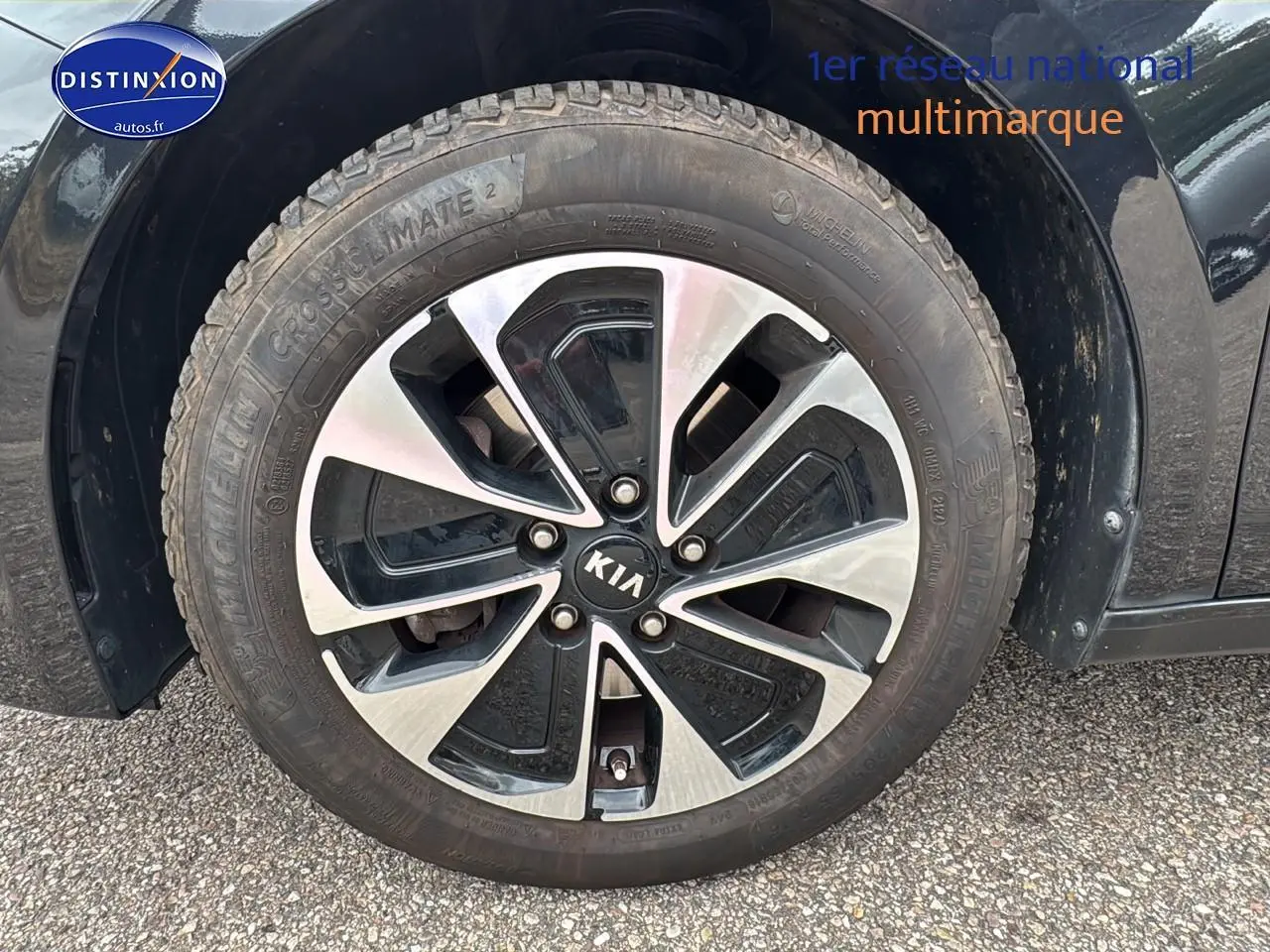 Gros plan sur la jante alu noire et argentée d'une KIA CEE'D SW noire, côté avant droit.