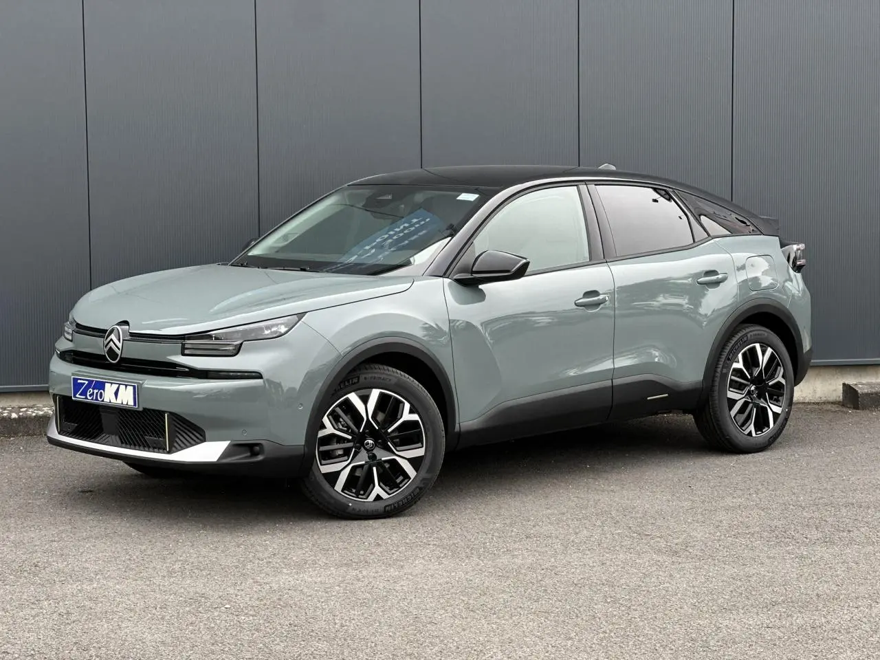 Citroën C4 NV Hybrid 145 e-DSC6 Max en Manhattan Green avec toit noir, vue 3/4 avant côté gauche.