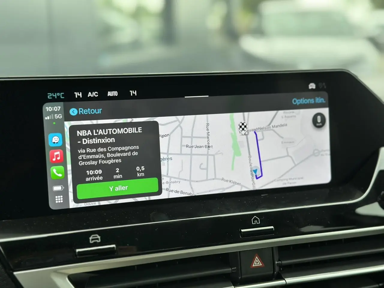Écran tactile central du tableau de bord de la Citroën C4 Manhattan Green, affichant la navigation GPS en intérieur.