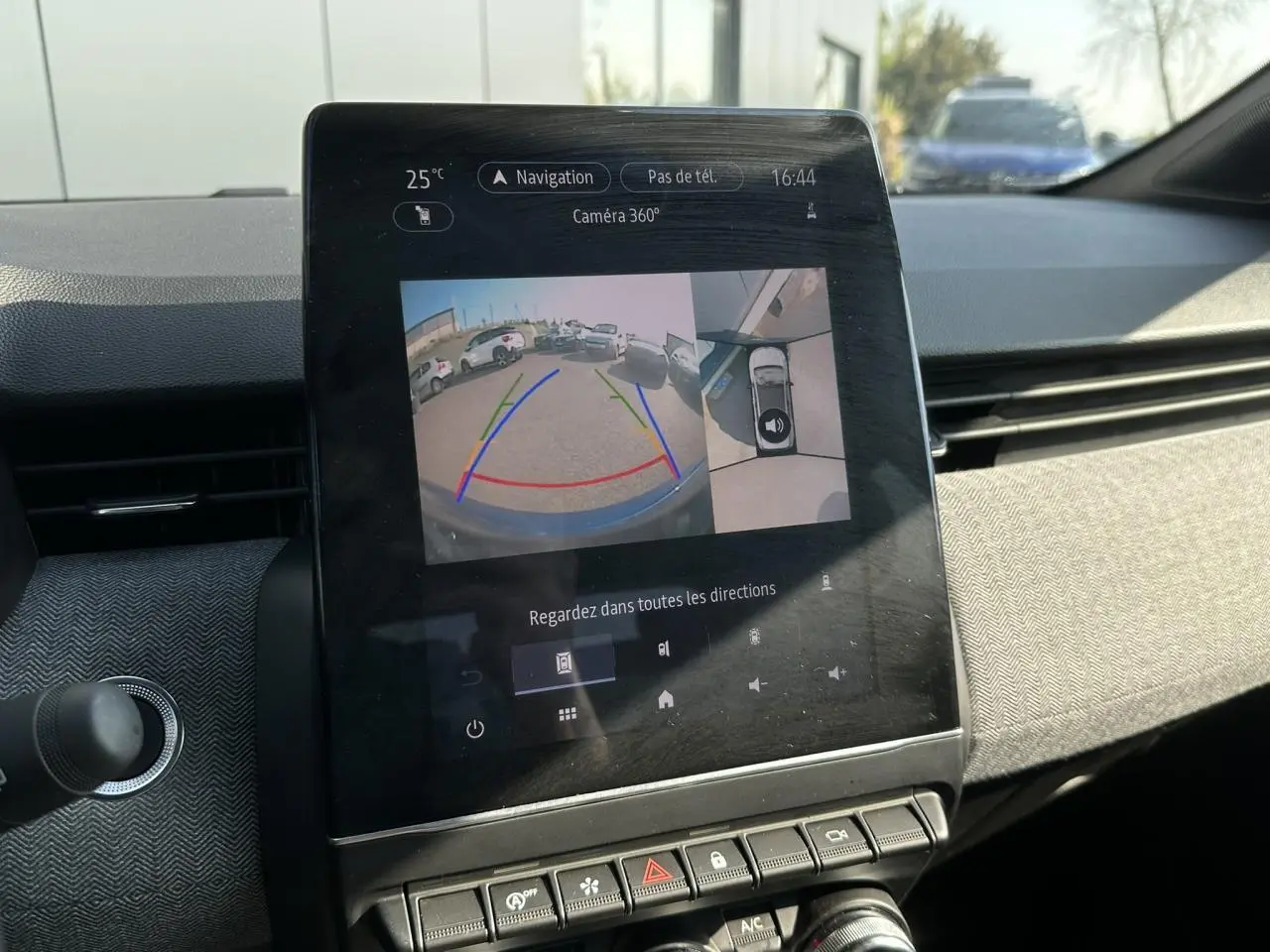 Écran tactile central affichant la caméra 360° dans l'habitacle de la Renault Clio Bleu Iron.
