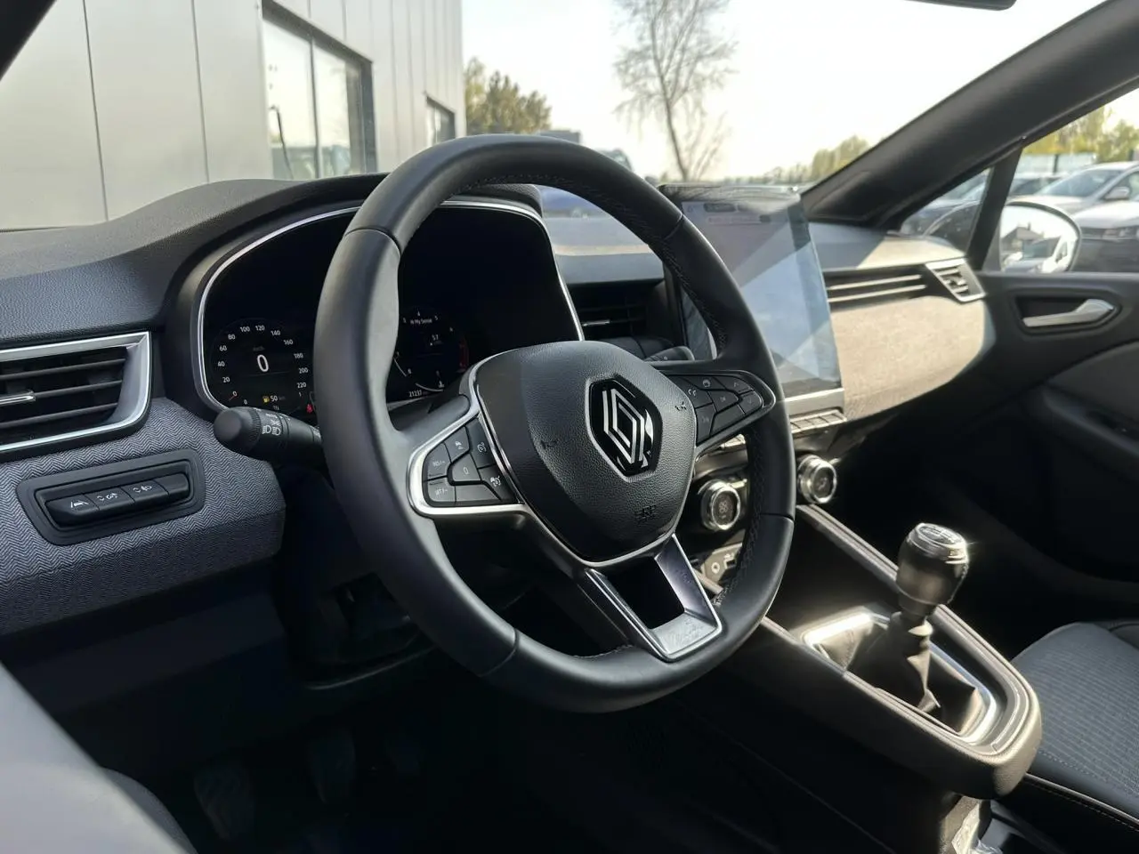 Vue intérieure du volant multifonction et levier de vitesse manuel de la Renault Clio TCE 90 Techno, ambiance moderne et soignée.