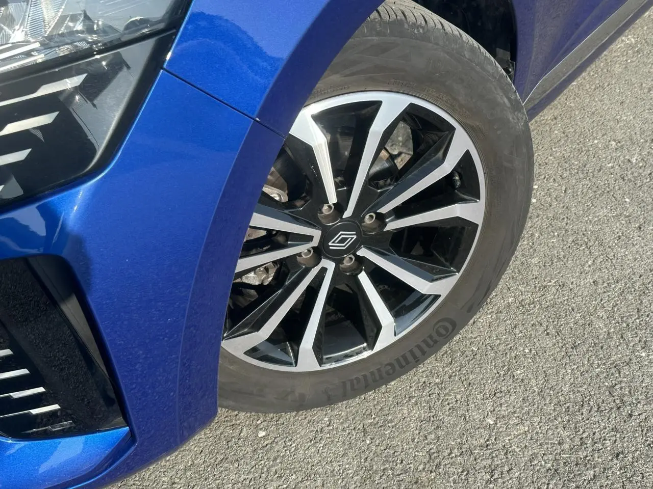 Gros plan sur la roue avant droite de la Renault Clio TCE 90 Techno Bleu Iron avec jante alliage diamantée 16 pouces.