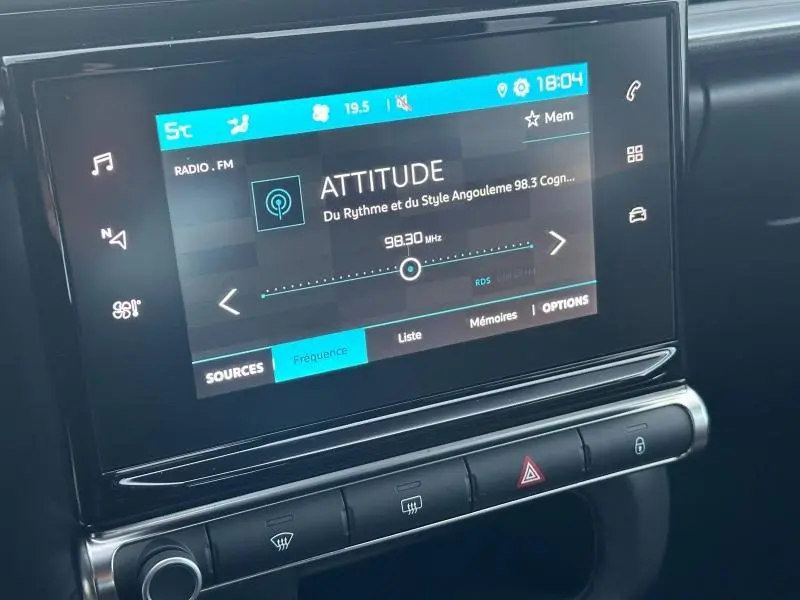 Écran tactile multimédia du tableau de bord d'une Citroën C3 gris 2023, affichant une radio FM sur fréquence 98,3 MHz.