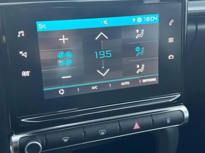 Écran tactile central affichant la climatisation à 19,5°C dans une Citroën C3 gris 2023, vue intérieure rapprochée.