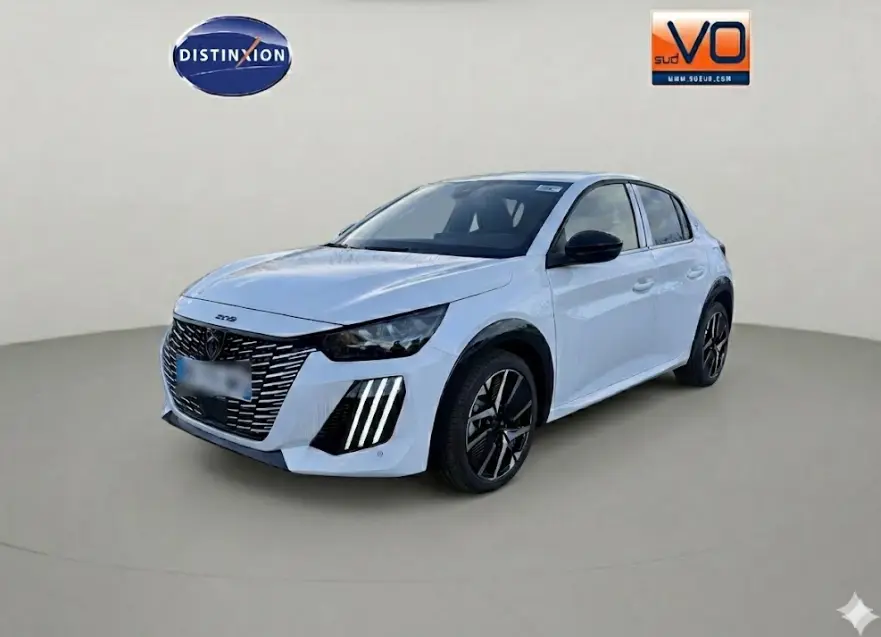 Peugeot 208 Hybrid blanc en 3/4 avant droit, avec calandre noire et jantes alliage 17 pouces distinctives.