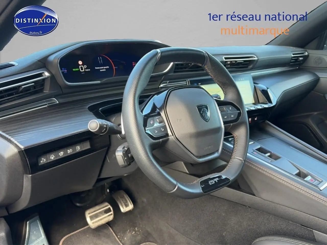 Intérieur de la Peugeot 508 Hybrid 225 GT 2024, vue côté conducteur sur le volant cuir et tableau de bord moderne.