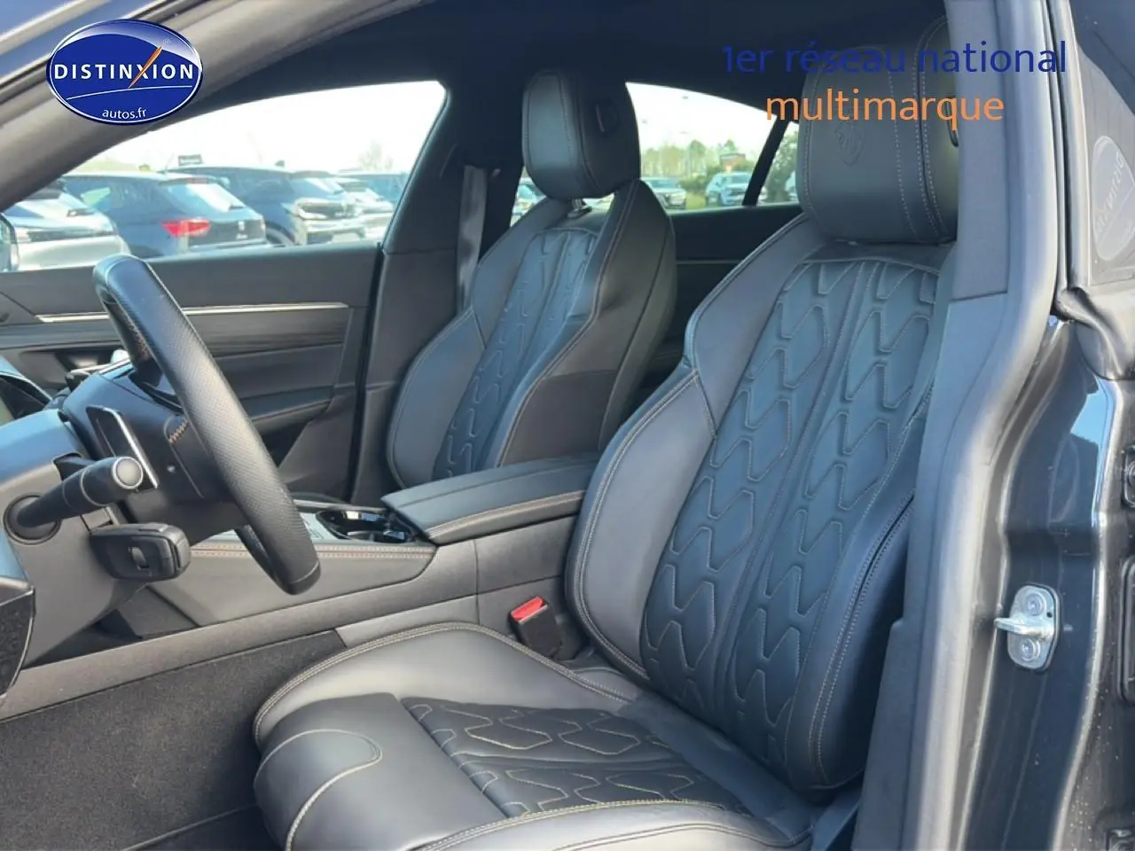 Vue intérieure côté conducteur de la Peugeot 508 Hybrid 225 gt e-eat8 avec sièges cuir noirs et surpiqûres contrastées.
