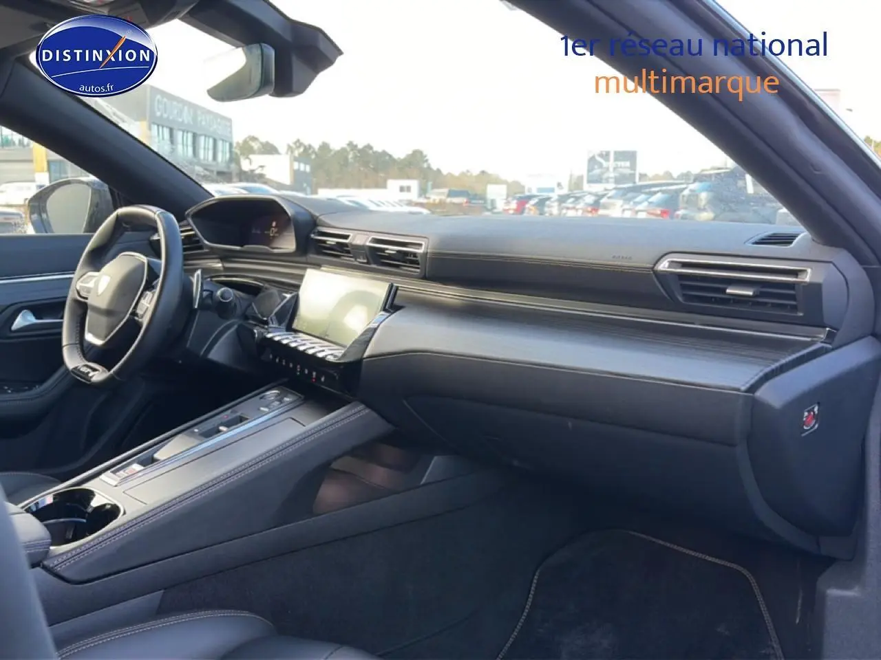 Intérieur côté passager de la Peugeot 508 Hybrid gris titane, tableau de bord moderne avec inserts carbone et écran tactile.
