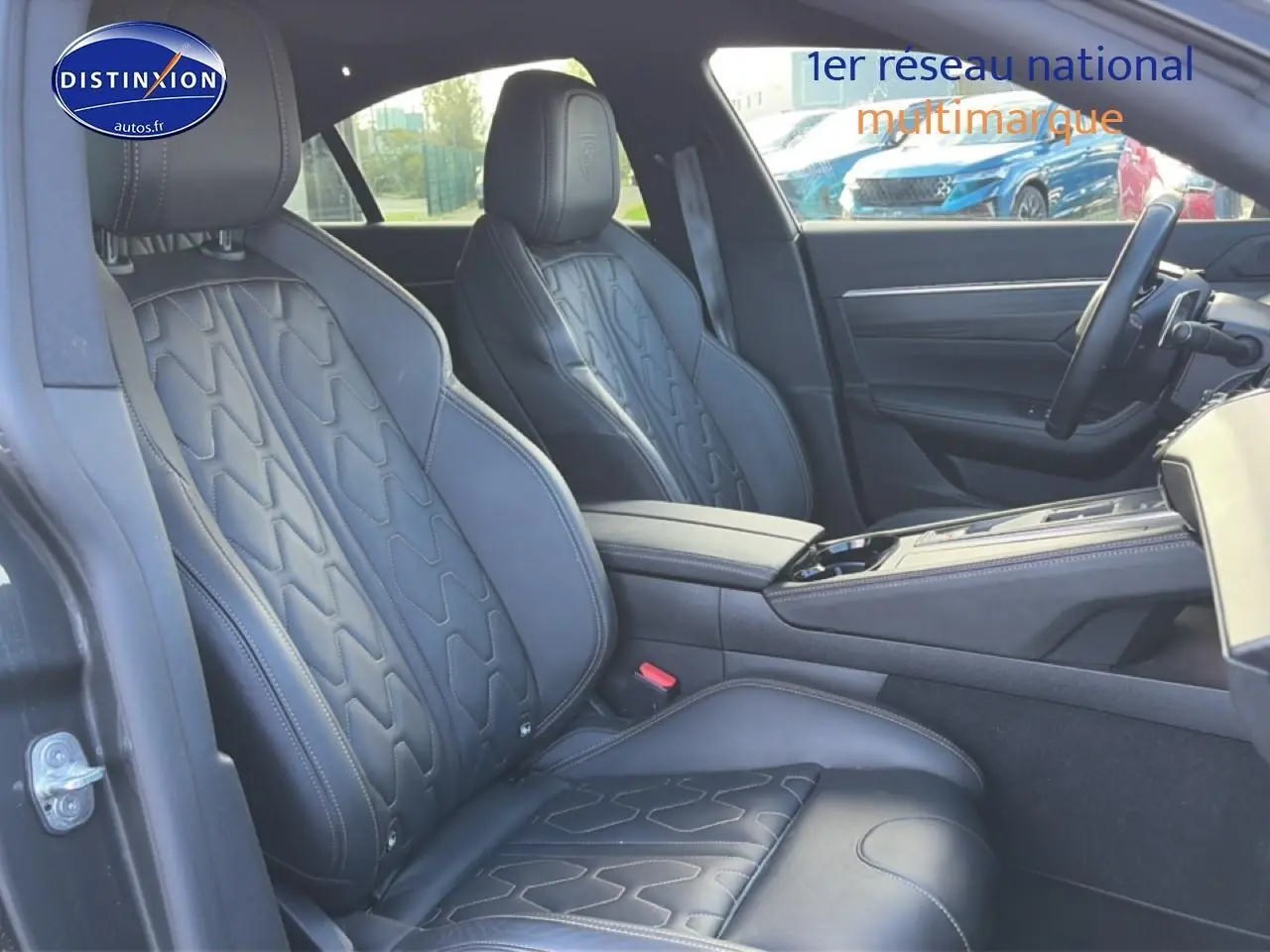 Intérieur de la Peugeot 508 Hybrid 225 gt e-eat8 vu côté droit, sièges cuir noirs avec surpiqûres et console centrale.