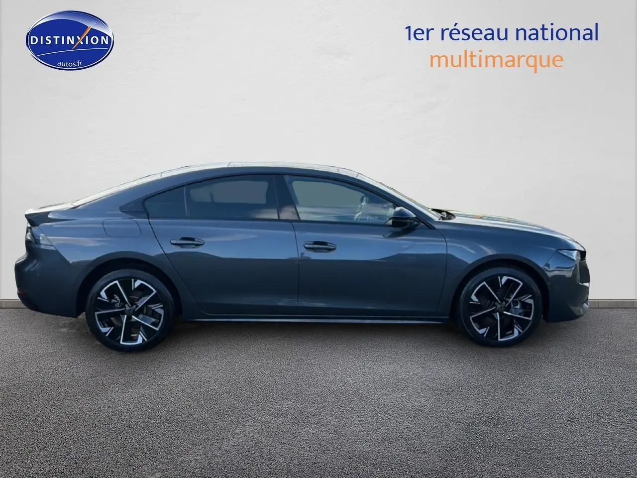 Profil droit de la Peugeot 508 Hybrid 225 GT e-EAT8 gris titane avec jantes alu noires et vitres teintées.
