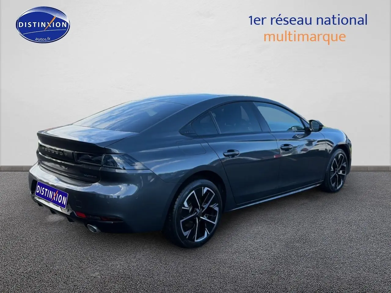Peugeot 508 Hybrid gris titane vue 3/4 arrière droit avec jantes alliage et feux arrière LED noirs.