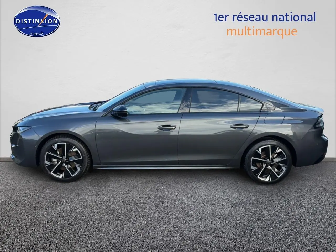 Peugeot 508 Hybrid 225 GT e-EAT8 gris titane vue de profil côté gauche avec jantes alliage noires et chromées.