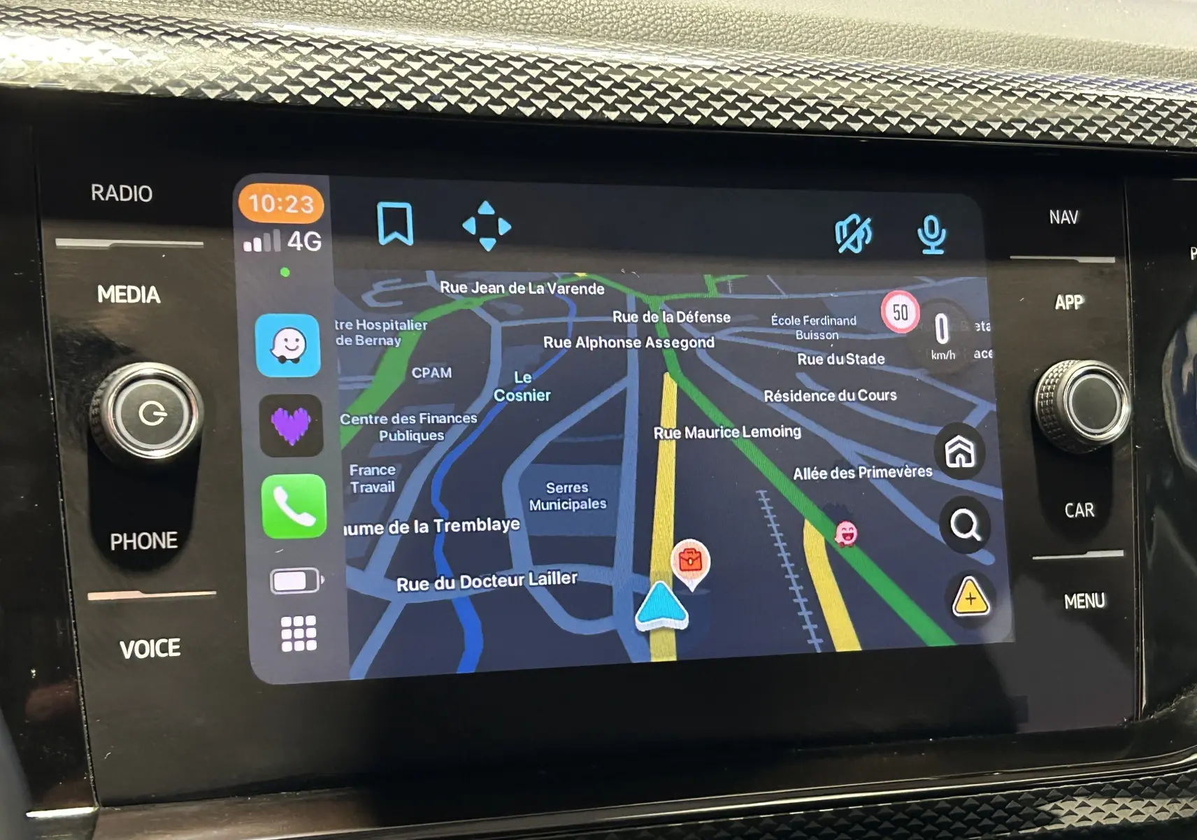 Écran tactile central du tableau de bord de la Volkswagen Polo gris, affichant la navigation GPS en mode carte.