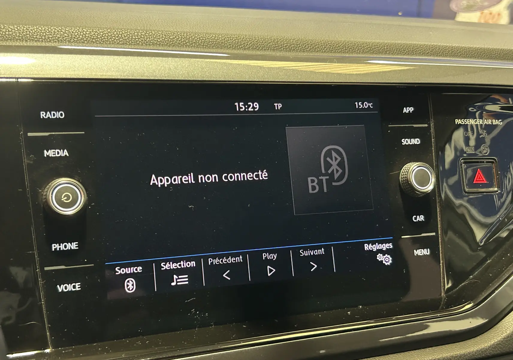 Vue rapprochée de l’écran tactile multimédia noir de la Volkswagen Polo 2018 affichant "Appareil non connecté".